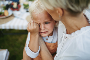 Divgadnieku krīze un dusmu lēkmes 2 gadu vecumā. Uzzini, kā reaģēt mierīgi, noturēt robežas bez kliegšanas un saglabāt mieru ar mazu bērnu.