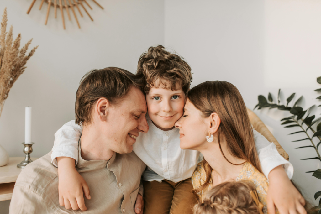 Ko darīt, ja bērns neklausa, dusmojas vai piedzīvo histēriju? Uzzini, kā saprast bērna uzvedību, kā nomierināt bērnu un kā reaģēt mierīgi sarežģītās situācijās. Praktiski padomi vecākiem.