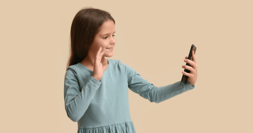 Kā ierobežot telefonu bērnam mierīgi: 3 soļu plāns, frāzes un robežas ekrāniem, lai ekrānlaiks bērnam vairs nekļūst par ikdienas karu.