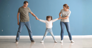 Kā vienoties par noteikumiem, ja viens vecāks ir stingrāks, bet otrs maigāks? Praktiski soļi, frāzes un robežas mierīgākai ikdienai.