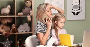 Kāpēc mamma kliedz uz bērnu, lai gan to nevēlas? Uzzini galvenos cēloņus, ko darīt brīdī, kad spriedze kāpj, un kā sākt emociju regulāciju.