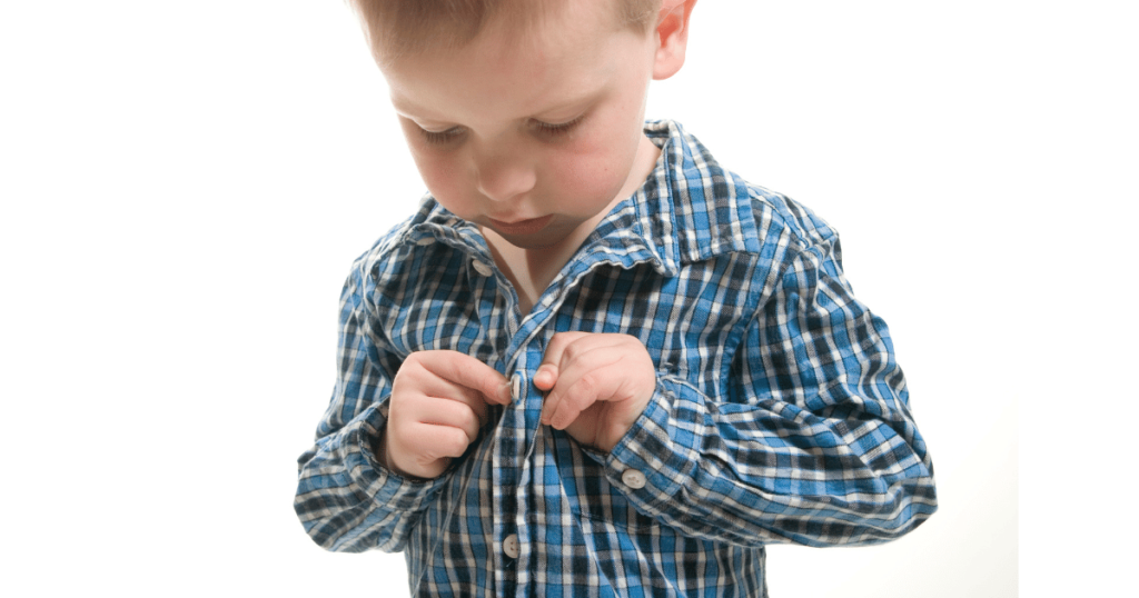 Bērns no rīta neklausa, vilcinās vai negrib ģērbties? Praktiski soļi mierīgākam rītam bez kliegšanas un liekiem strīdiem.