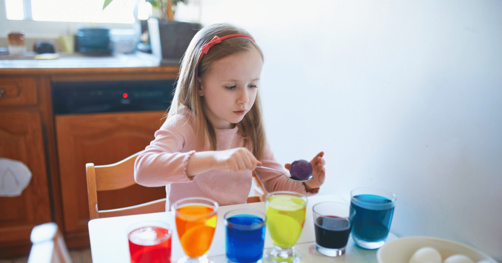 Meklē, ko darīt Lieldienās ar bērniem? Te atradīsi 25 vienkāršas aktivitātes mājās un ārā bez ekrāniem, mierīgākai un priecīgākai dienai.